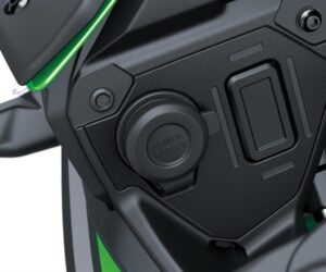 DC OUTPUT (12V Socket)